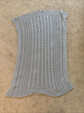 Cozy Cable-Knit Throw Blanket in Light Gray